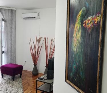 Maini Apartment | Holly