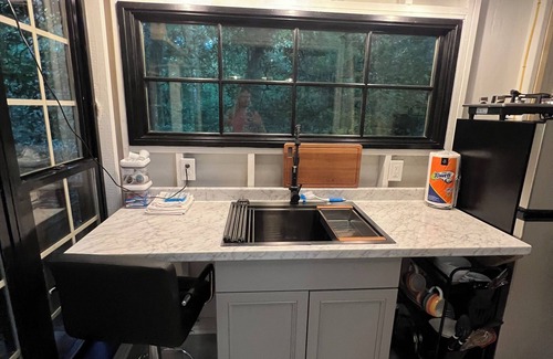 Anderson Cabin | Holly Trail Treehouse in Anderson with WIFI, AC, Smart TV and Full Bath