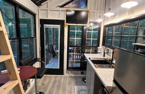 Anderson Cabin | Holly Trail Treehouse in Anderson with WIFI, AC, Smart TV and Full Bath