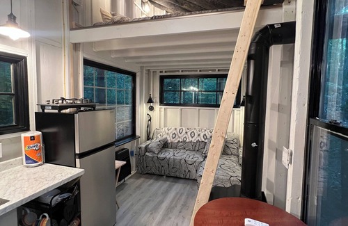 Anderson Cabin | Holly Trail Treehouse in Anderson with WIFI, AC, Smart TV and Full Bath