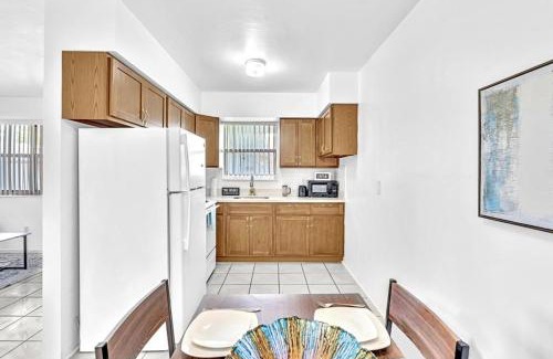Royal Poinciana House | Hollywood 1br Retreat - Close To Beach & Casino