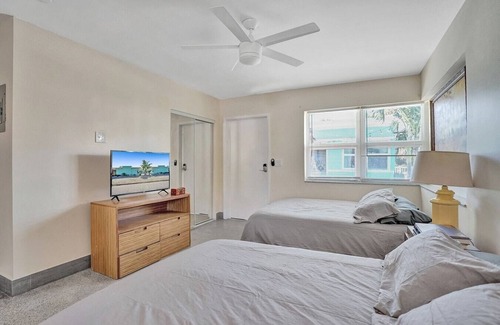 North Beach Apartment | Hollywood Beach |Steps to the Ocean| Vacation Spot
