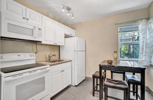 North Beach Apartment | Hollywood Beach StudioBath w Free Parking 1