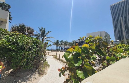 Dollard-des-Ormeaux Apartment | Hollywood Florida ocean view access to beach just steps away sian building
