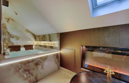 Montgeron Apartment | Hollywood Love Jacuzzi