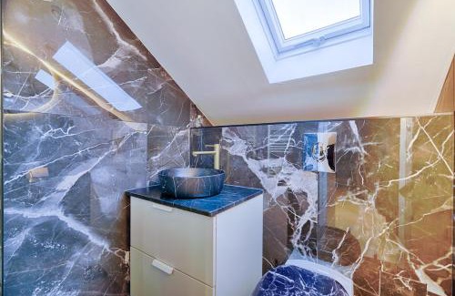 Montgeron Apartment | Hollywood Love Jacuzzi