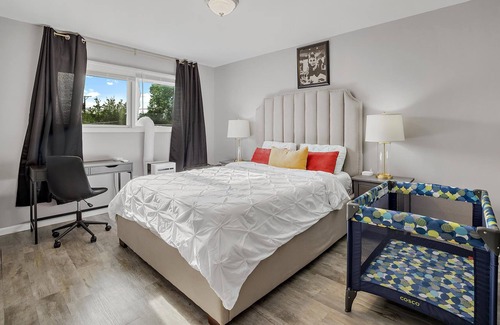 Aurora Apartment | Hollywood-Themed Apt in Aurora/WiFi/FreeParking/75"TV/AppleTV/YouTubeTV