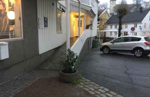 Grimstad House | Holsthuset Losji