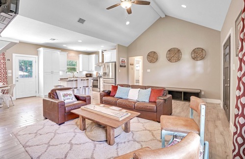 Johnson City House | Holy Guacamole! I On The Wine Tour with a pool!