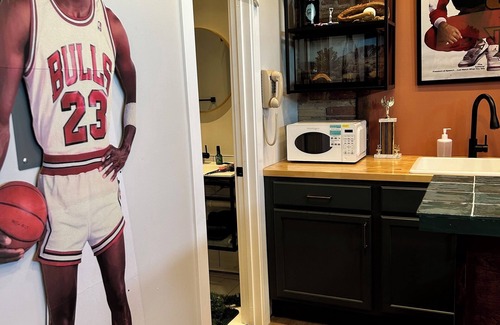 Roselawn Finance Apartment | Home Alone Suite - a themed getaway