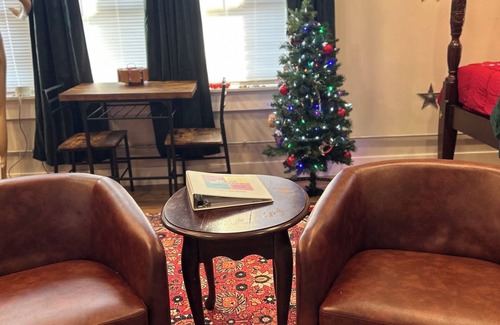 Roselawn Finance Apartment | Home Alone Suite - a themed getaway