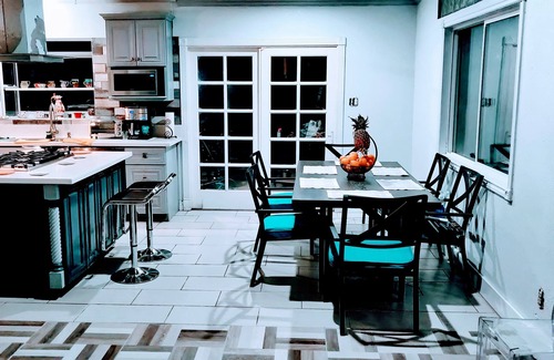 Valinda House | Home away from 🏠 City life 🌆and sunny🏖️