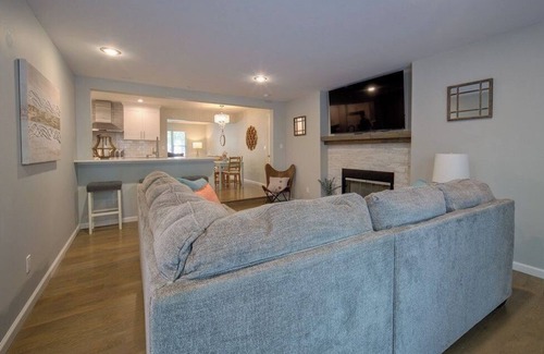 Overland Park House | ~Home away from Home~ FAST Wifi | BBQ Grill | Easy Self Check-in