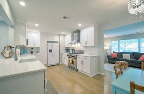 Overland Park House | ~Home away from Home~ FAST Wifi | BBQ Grill | Easy Self Check-in