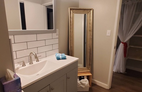 Lenexa Apartment | Home Away From Home - Overland Park KS 66214