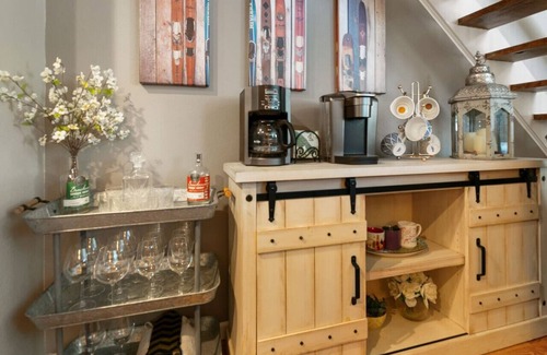 Washington Virginia Vale Condo | Home Away From Home - 2 Bedroom Condo w/Fireplace