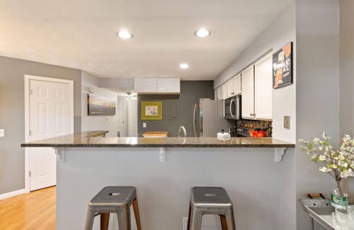 Washington Virginia Vale Condo | Home Away From Home - 2 Bedroom Condo w/Fireplace
