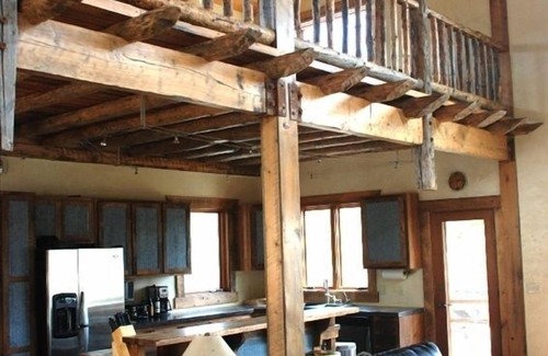 Jardine Cabin | Home Away from Home 5 miles to the north entrance of Yellowstone