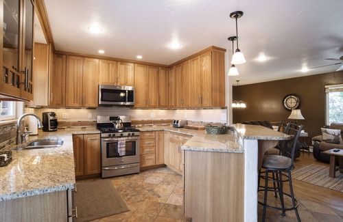 Carbondale House | Home Away From Home, backyard Oasis, walk to dwtn, Hot Tub, 25mi. to Aspen