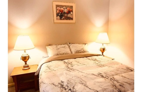 Fenton Condo | Home Away From Home Near Downtown Fenton