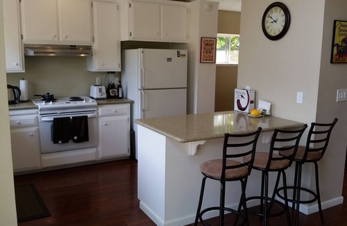 Covell Park House | Home Away from Home/Newly updated/Walking distance to Green Belt parks and shops