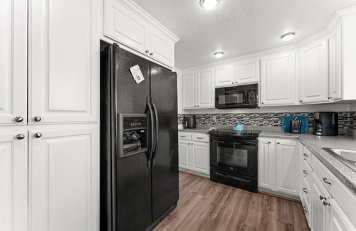 Rodeo House | Home Away From Home w/Big Pool and Hot Tub