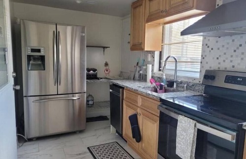 Hillandale Apartment | Home away home 3 bedroom, 3 queen bed - located 7 mile away from Washington DCn