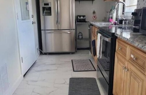 Hillandale Apartment | Home away home 3 bedroom, 3 queen bed - located 7 mile away from Washington DCn