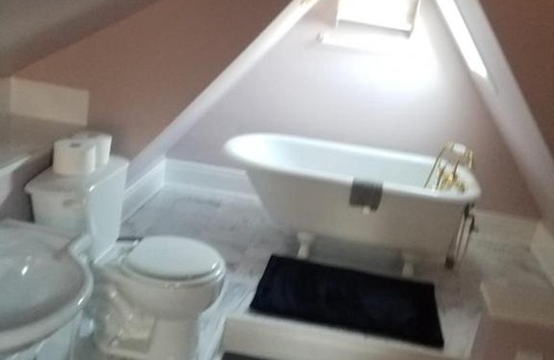 Niagara Falls House | Home away with a hot tub