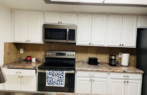 West Lealman House | Home Close to Saint Pete Pier Quiet Spacious