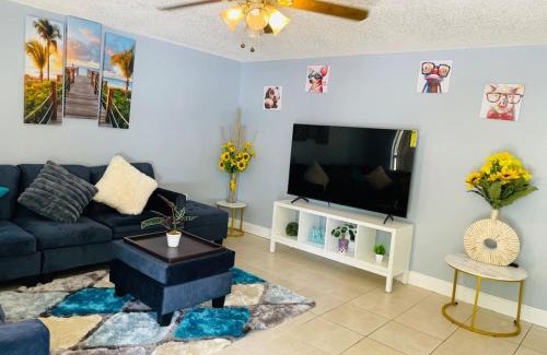 West Lealman House | Home close to Saint Pete Pier quiet Spacious