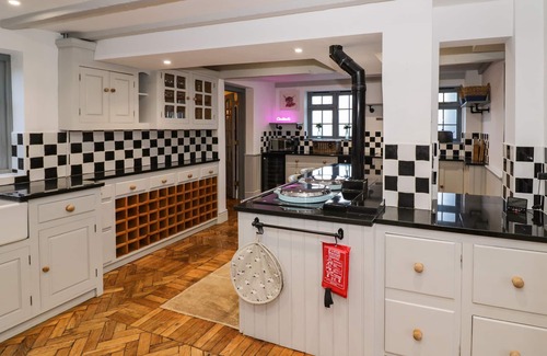 Priors Marston Cottage | HOME FARM COTTAGE, family friendly in Napton-On-The-Hill