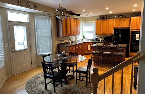 Carol Stream House | Home For The Holidays!