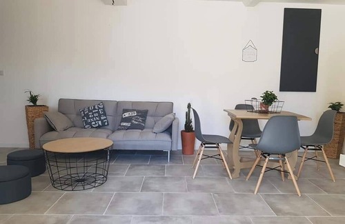 Sainte-Genevieve-les-Gasny Apartment | Homerez - Apt. Sainte-Geneviève-lès-Gasny