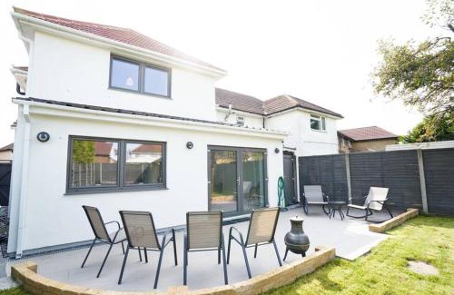 Slough Apartment | Home from home - 4 Double Bed House with Parking