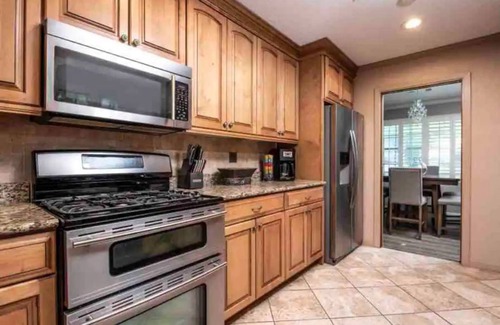 Paris House | Home + garage 4 BEDROOMS, 2.5 BATH, 2 king, 1 queen, 1 full