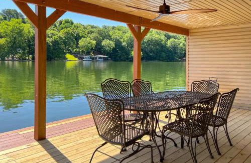 Bella Vista House | Home in Bella Vista with Deck and Lake Windsor Views!
