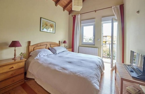 Ribamontan al Monte House | Home in Cubas · 4 bedrooms · 6 beds · 3 baths