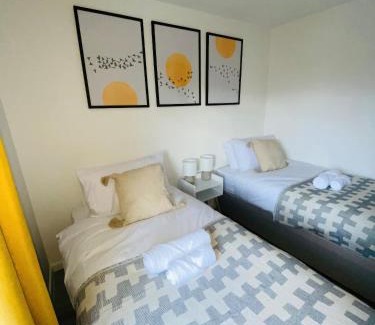 Rushmoor District House | Home in Farnborough with Free Parking, Wifi & Netflix