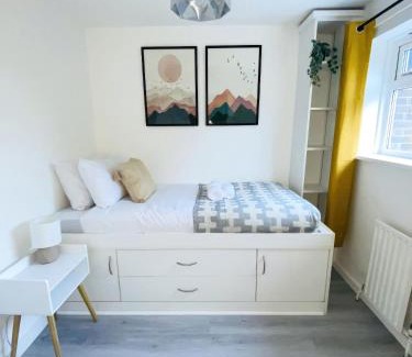 Rushmoor District House | Home in Farnborough with Free Parking, Wifi & Netflix