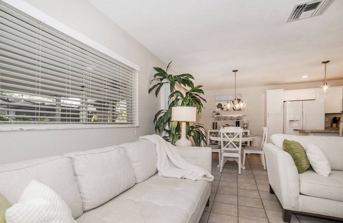 Carrollwood House | ⭐⭐⭐⭐⭐Home in Safe area~ Grill, Bikes, Beach gear, 2 Patios,