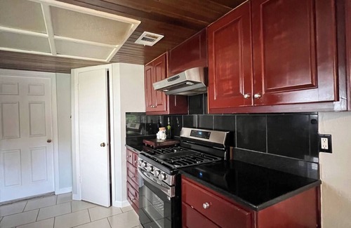 Buckingham Estates House | home in South Austin 1600 sq feet space 4 bedroom