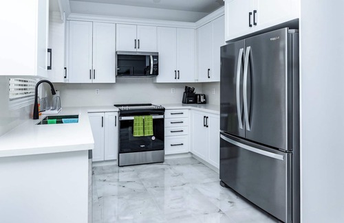 Vaughan House | Home in Vaughan, Modern 3BR Home in Vaughan w/Patio & Grill