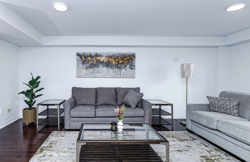 Vaughan House | Home in Vaughan, Modern 3BR Home in Vaughan w/Patio & Grill