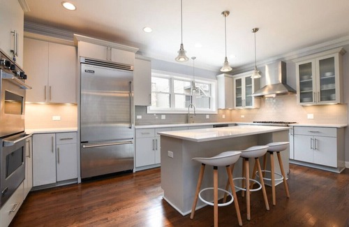 North Center House | Home Near Wrigley *Free Parking & Pet Friendly!*