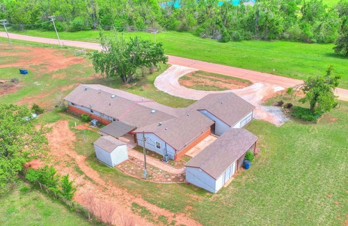 Guthrie House | Home on Acre / PET OK / RV OK / GROUPS WELCOME