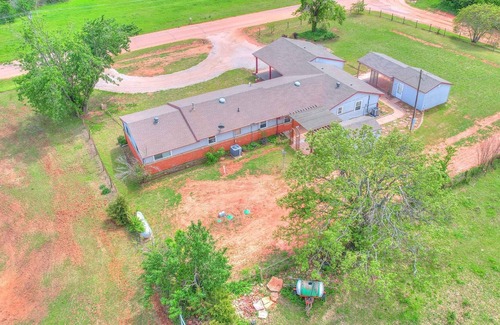 Guthrie House | Home on Acre / PET OK / RV OK / GROUPS WELCOME