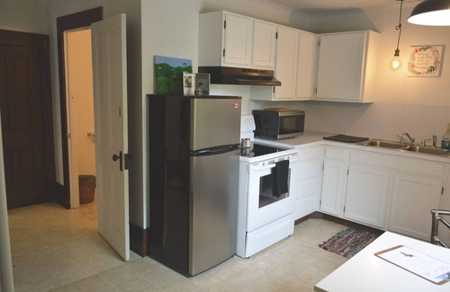 Sugarcreek Apartment | Home on Broadway (Staycation Apartment)