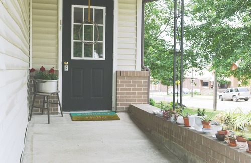 Sugarcreek Apartment | Home on Broadway (Staycation Apartment)