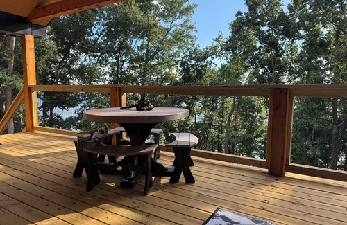 Cadiz House | “Home On The Hill"nnThis new vacation rental will not disappoint! Lake front!